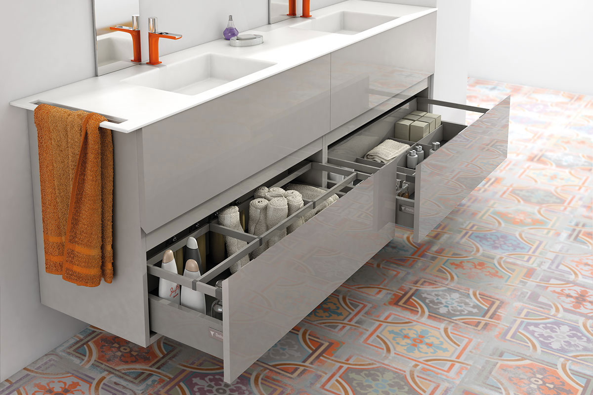 Organización y diseño se fusionan en este mueble de baño: cajones amplios con divisores funcionales que albergan toallas, productos de cuidado personal y accesorios, todo dispuesto con orden y estilo sobre un suelo de patrones vibrantes.