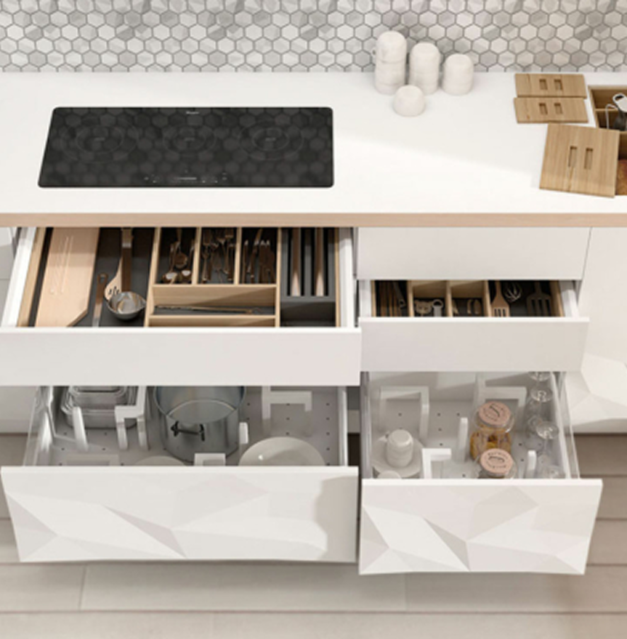 Una cocina donde el orden cobra protagonismo: cajones inteligentes que organizan desde cubiertos y utensilios hasta frascos, recipientes y accesorios esenciales, todo pensado para simplificar cada movimiento culinario con estilo y precisión.