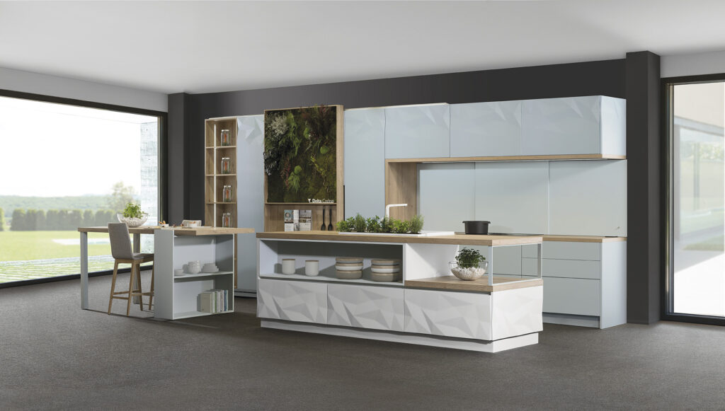 Disfruta de una cocina moderna equipada con muebles blancos y un contraste elegante gracias a una pared negra. La combinación aporta un toque contemporáneo y sofisticado al espacio.