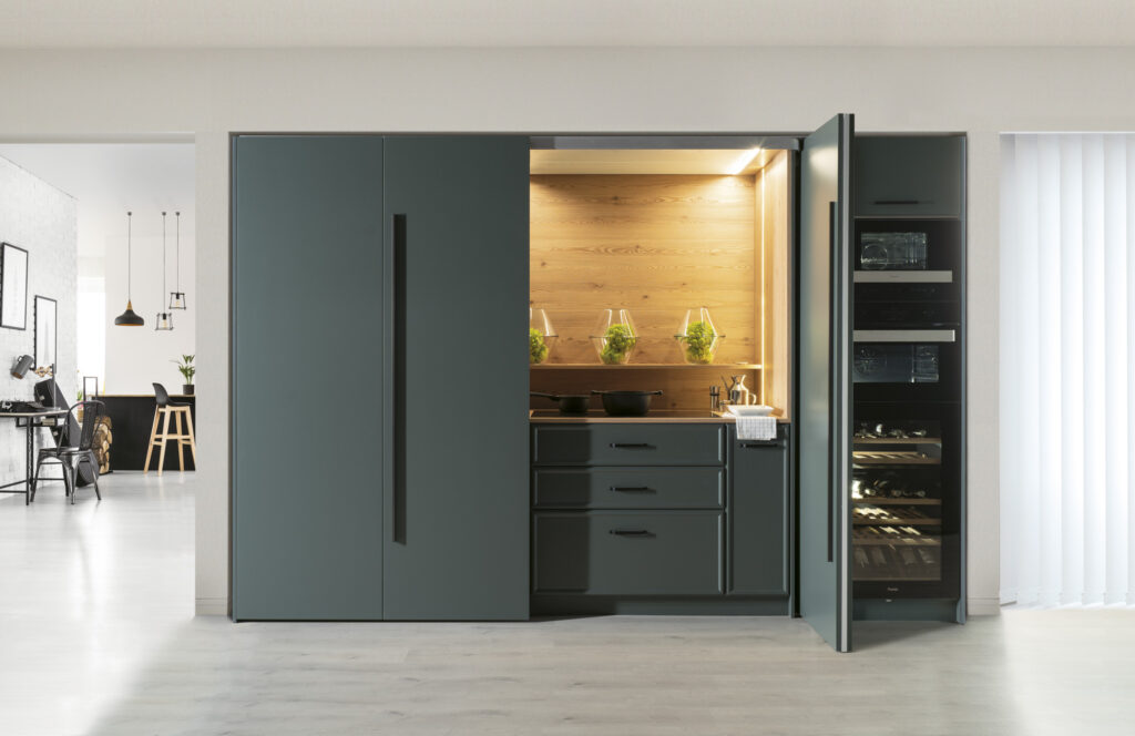 Una cocina moderna con un armario elegante y estantes funcionales que optimizan el espacio. El diseño interior combina funcionalidad y estilo, ideal para cualquier hogar.