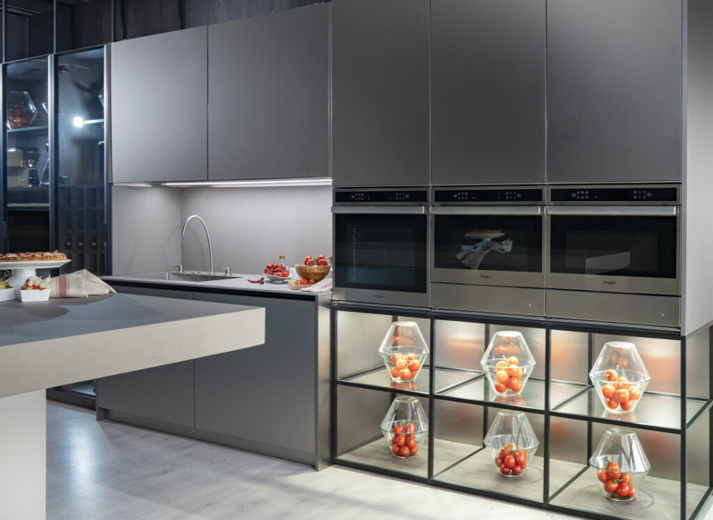 Disfruta de una cocina moderna con un elegante mostrador y estantes funcionales, ideal para organizar tus utensilios y decoraciones. Este diseño optimiza el espacio y añade estilo a tu hogar.