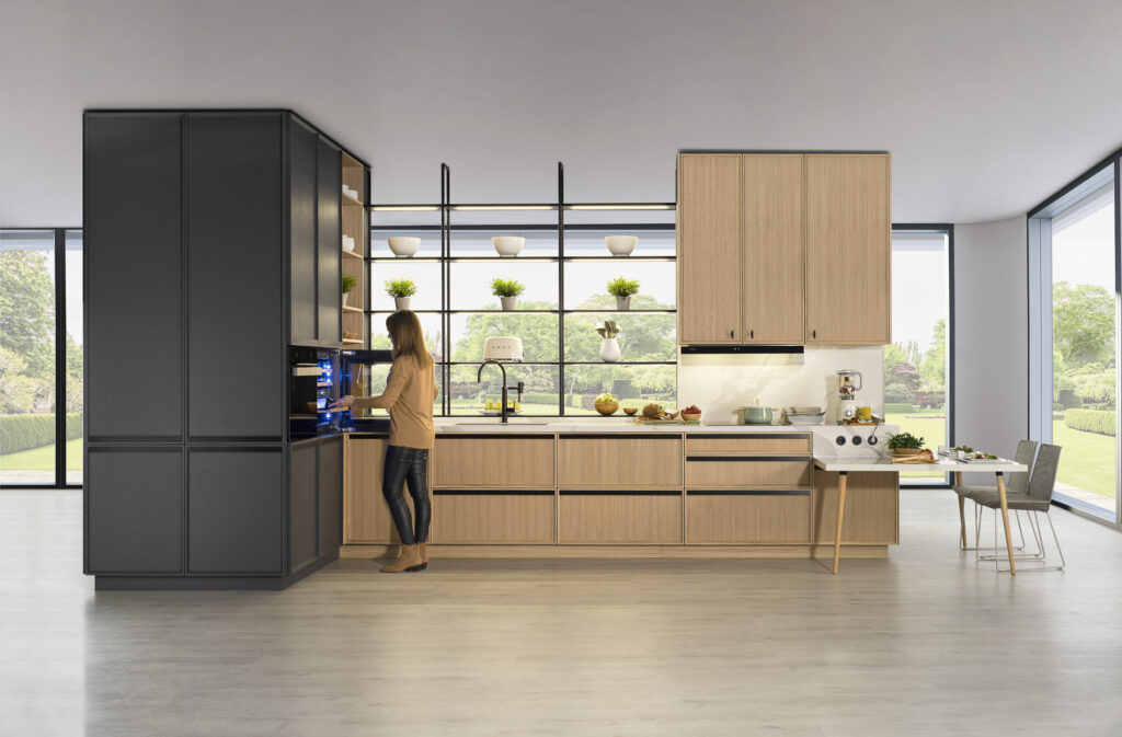 Explora esta cocina moderna con muebles de diseño elegante. Los gabinetes de madera ofrecen un toque clásico, mientras que la encimera de granito combina funcionalidad y estilo. La iluminación Led resalta cada detalle, creando un ambiente acogedor y contemporáneo.