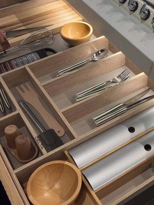 Disfruta de la organización en tu cocina con este cajón lleno de utensilios. Desde cuencos para mezclar hasta una variedad de herramientas esenciales, todo al alcance de tu mano para facilitar la preparación de tus platillos favoritos.