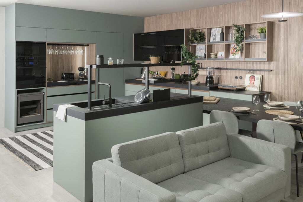 Cocina moderna con un sofá cómodo y una chaise longue, creando un espacio acogedor. Muebles de diseño que combinan funcionalidad y estilo, perfectos para disfrutar del hogar.