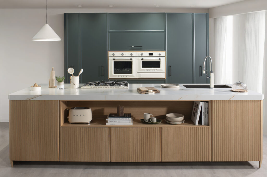 La cocina cuenta con una hermosa encimera blanca que resalta la luminosidad del espacio. Los armarios diseñados aportan un toque moderno y funcional, perfectos para mantener todo en orden. Ideal para disfrutar de momentos culinarios.