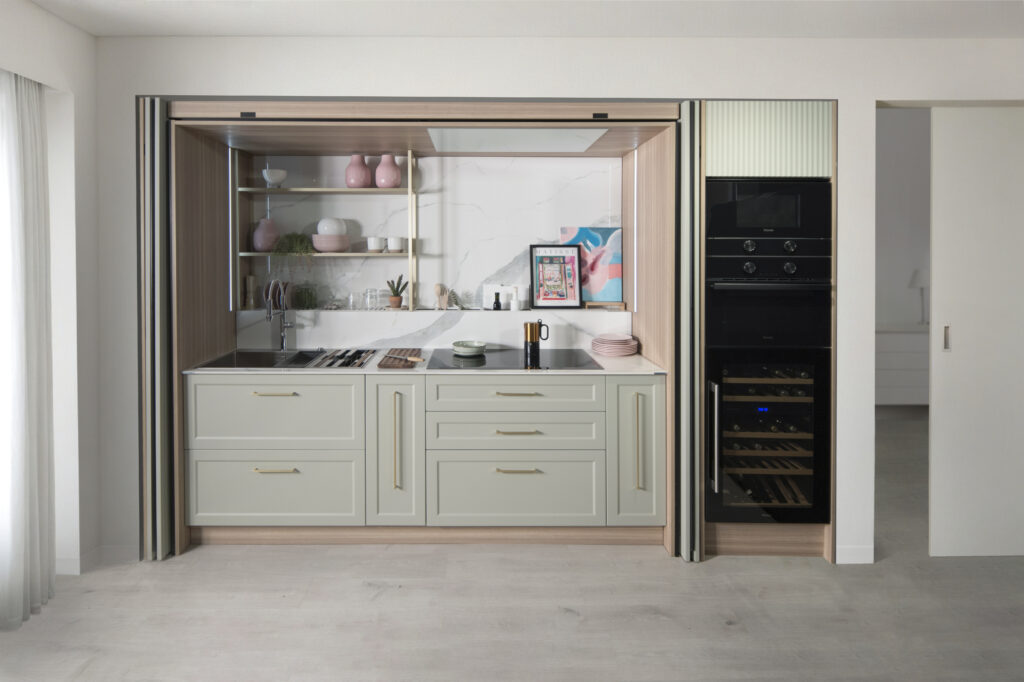 Disfruta de una cocina funcional con un refrigerador moderno que complementa los armarios y la encimera. Cada detalle, desde el grifo hasta los cajones, está diseñado para optimizar el espacio y la comodidad en tu hogar.