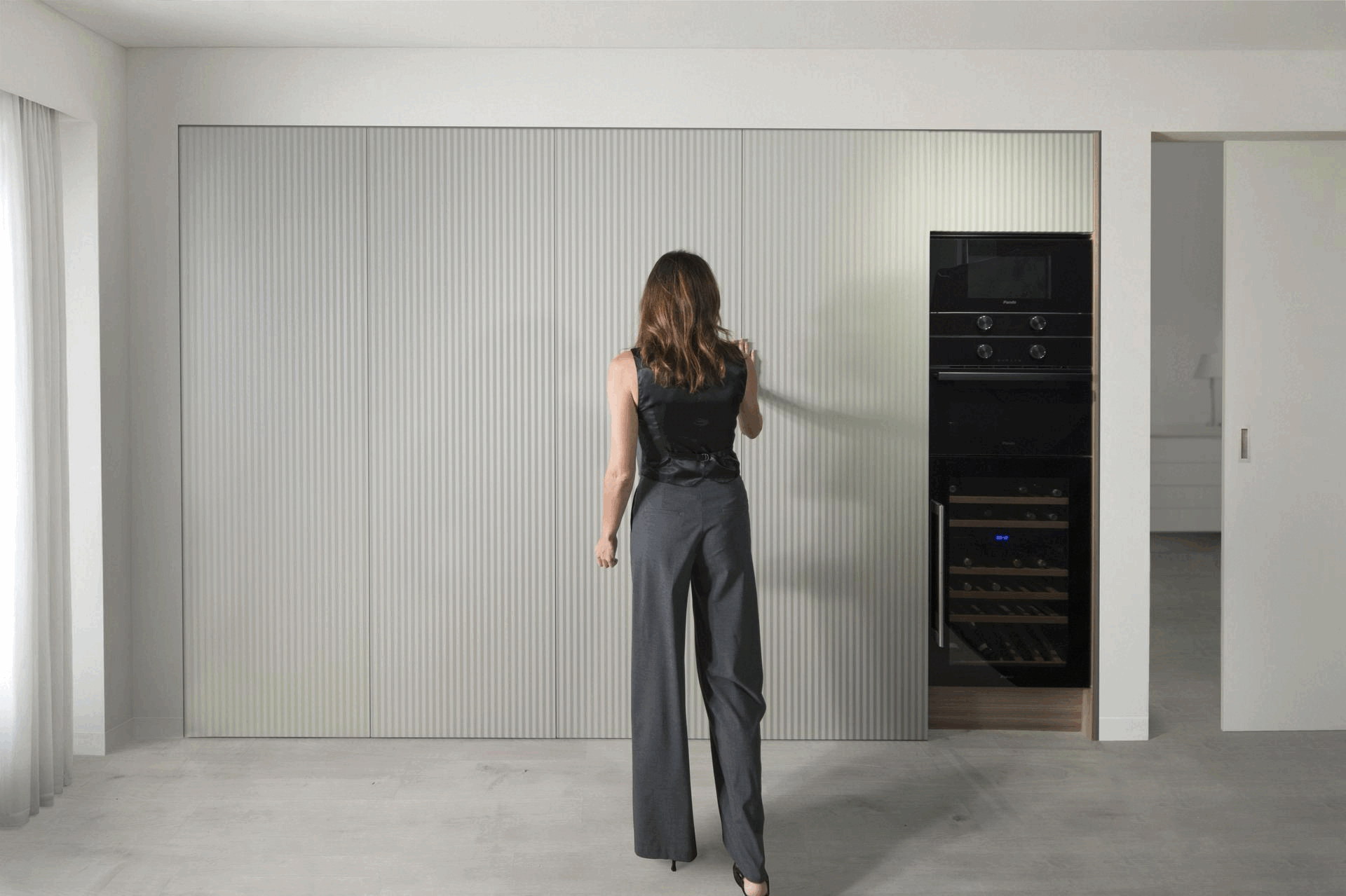 Mueble replegándose. Ideal para quienes valoran el orden, el diseño inteligente y la posibilidad de transformar su entorno con un simple movimiento. Una joya doméstica que desaparece cuando no se necesita, pero deslumbra cuando se abre al mundo.