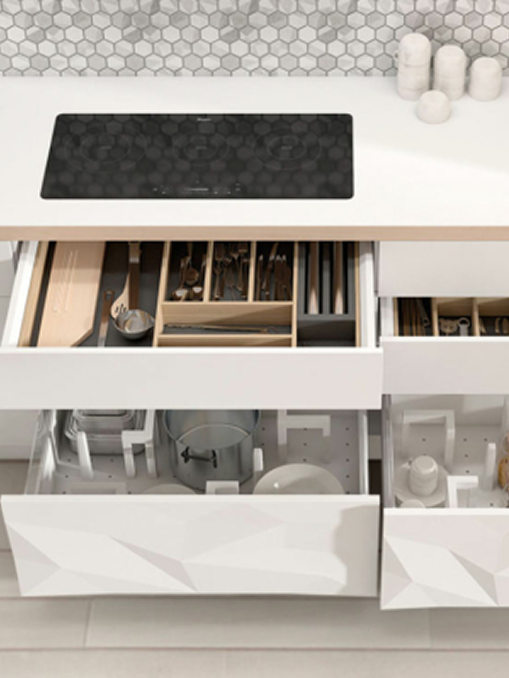 Un cajón de cocina que alberga una estufa en la parte superior, ideal para optimizar el espacio y mantener todo organizado. Perfecto para un diseño moderno y funcional.