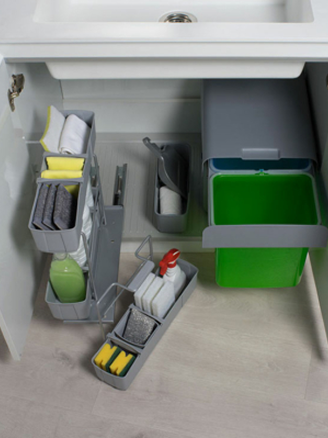 Descubre la organización ideal: un cajón lleno de productos de limpieza, con materiales plásticos que optimizan el espacio. Cada herramienta está al alcance para mantener tu hogar impecable. #Organización #Limpieza