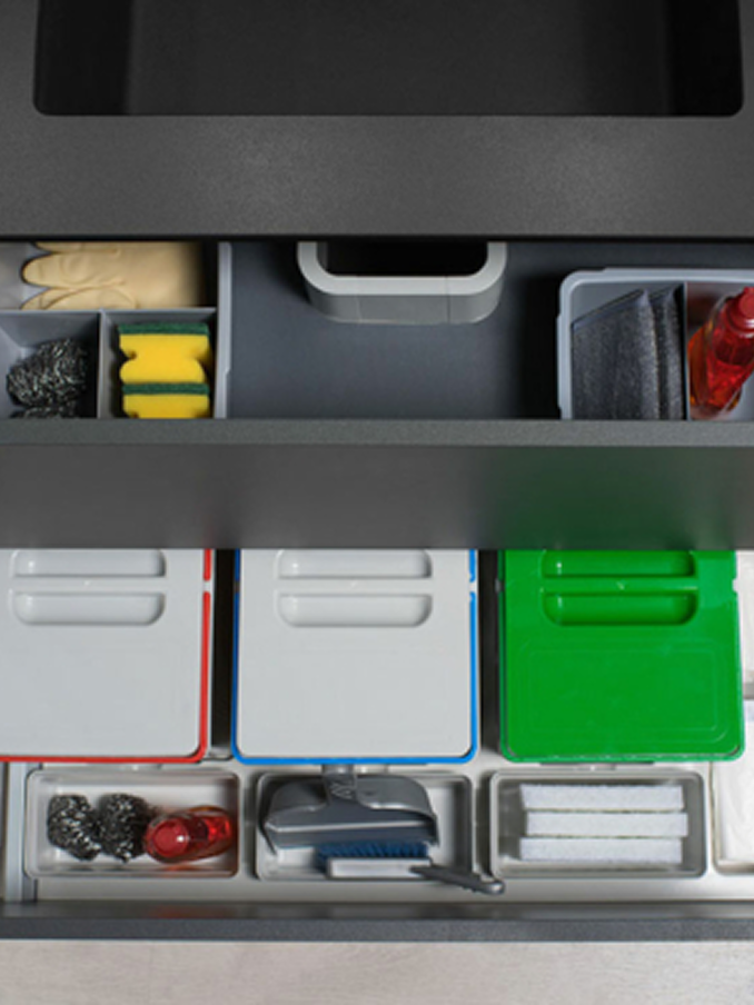 Un cajón que contiene diversos objetos organizados. Entre ellos, se pueden encontrar artículos de plástico y accesorios para el automóvil. Ideal para mantener el orden en espacios interiores.