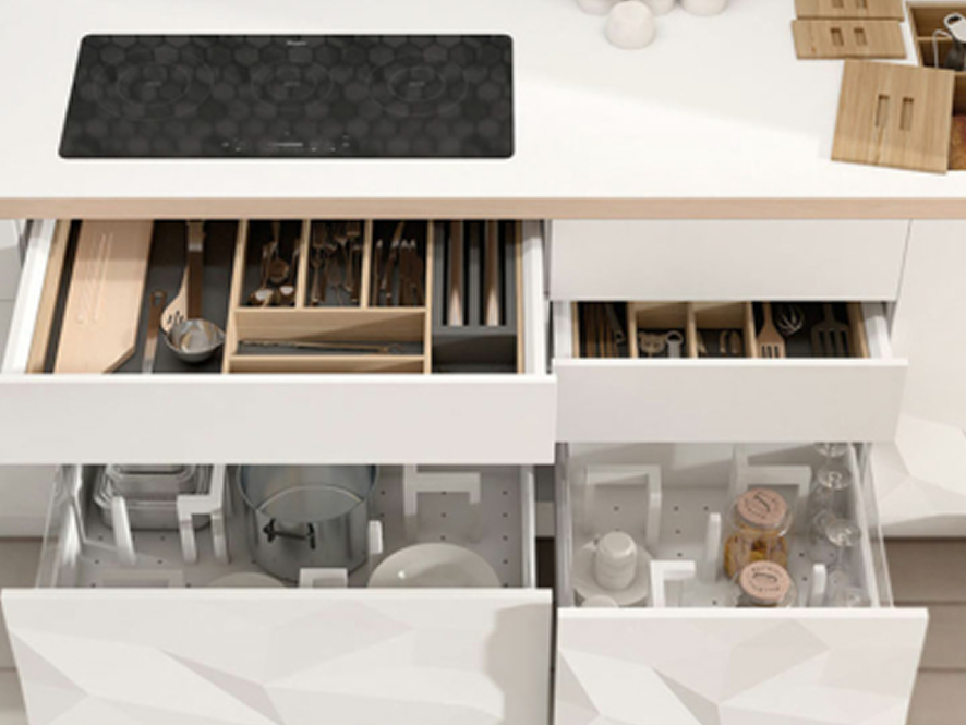 Una cocina donde el orden cobra protagonismo: cajones inteligentes que organizan desde cubiertos y utensilios hasta frascos, recipientes y accesorios esenciales, todo pensado para simplificar cada movimiento culinario con estilo y precisión.