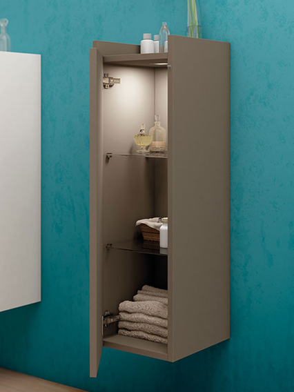 Estante que alberga toallas y botellas, perfecto para mantener el baño organizado. Un diseño práctico que combina funcionalidad y estilo. #diseño #baño