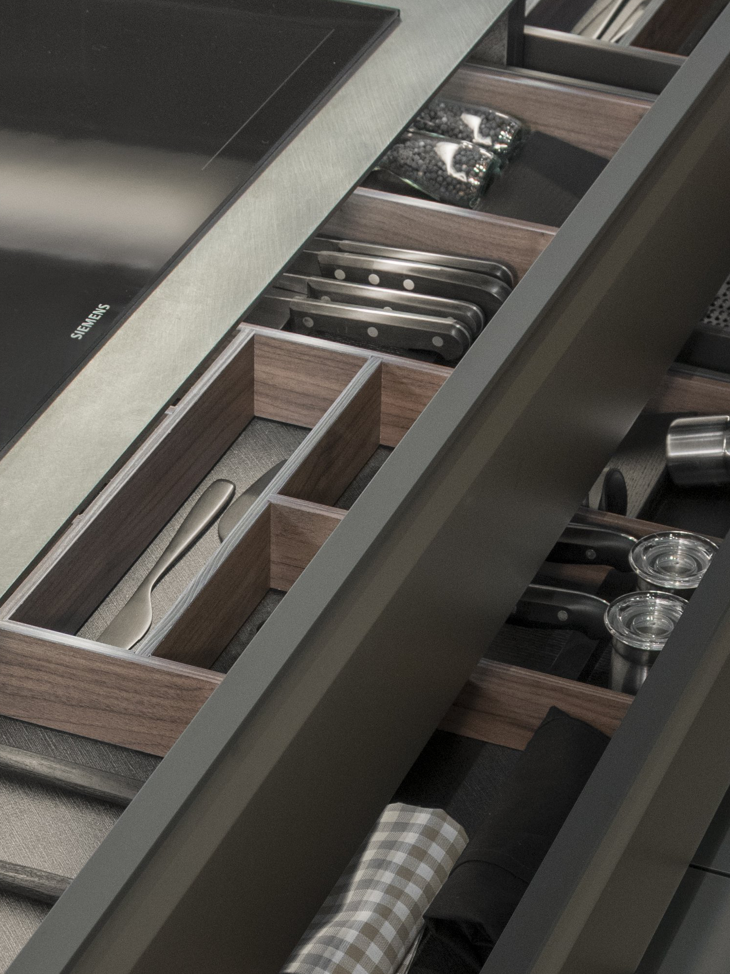 Explora la funcionalidad de este mueble: un cajón robusto que guarda herramientas esenciales para tus proyectos. Hecho de acero y aluminio, combina diseño moderno con utilidad en cualquier espacio interior.