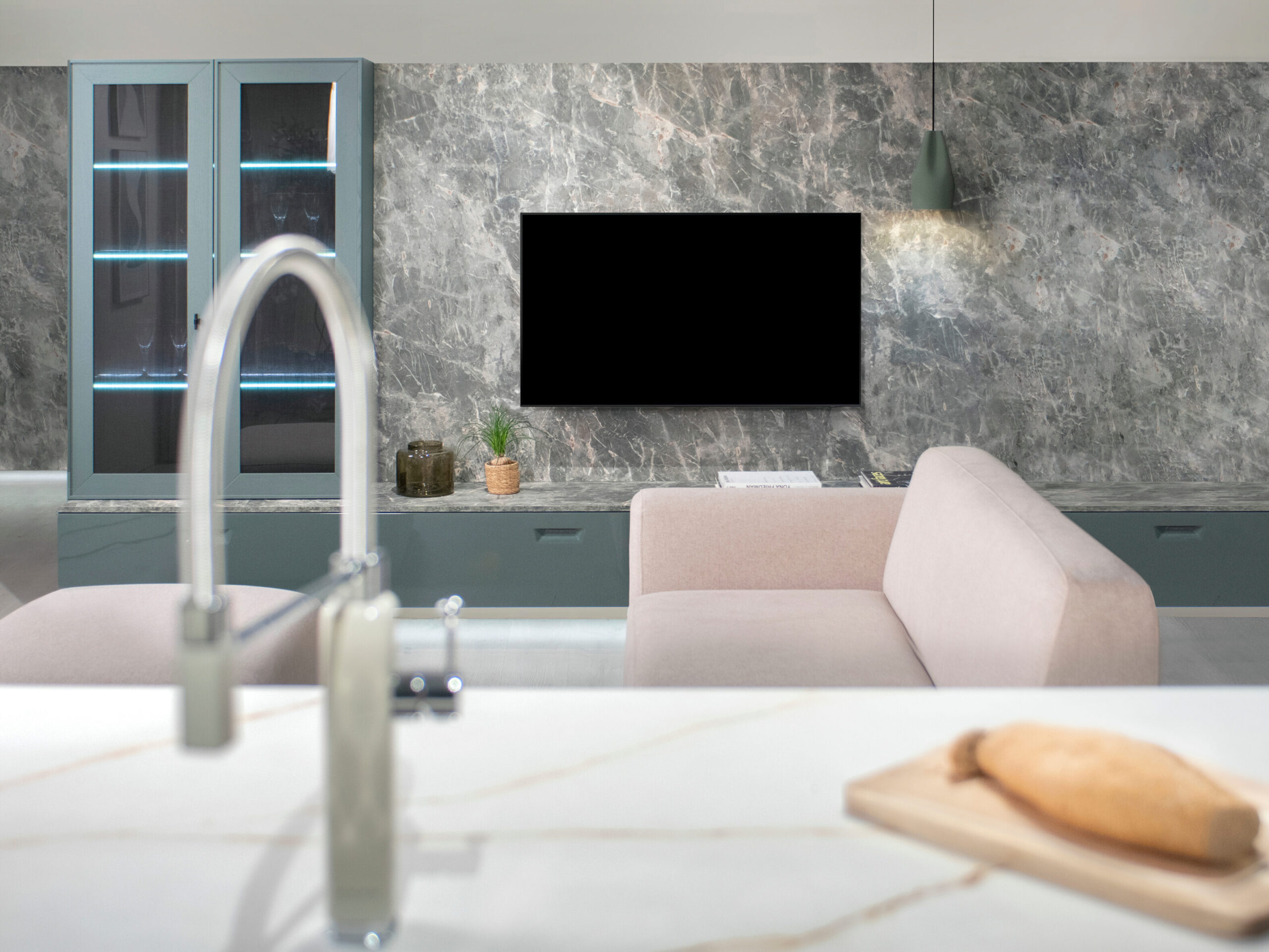 Disfruta de un espacio acogedor con una cocina moderna, equipada con un televisor montado en la pared. Los muebles minimalistas y funcionales crean un ambiente ideal para cocinar y convivir.