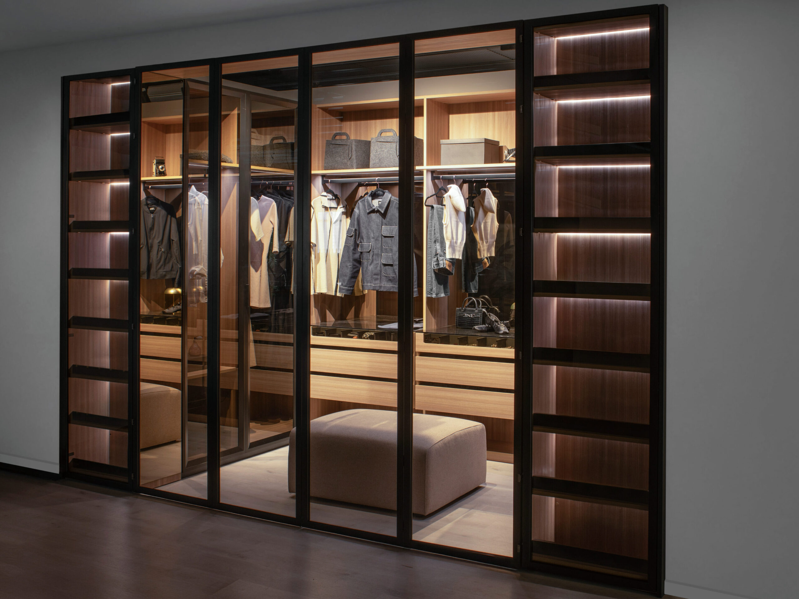 Un armario con puertas de vidrio que refleja la elegancia del diseño interior. Perfecto para maximizar el espacio y mantener tus prendas organizadas.